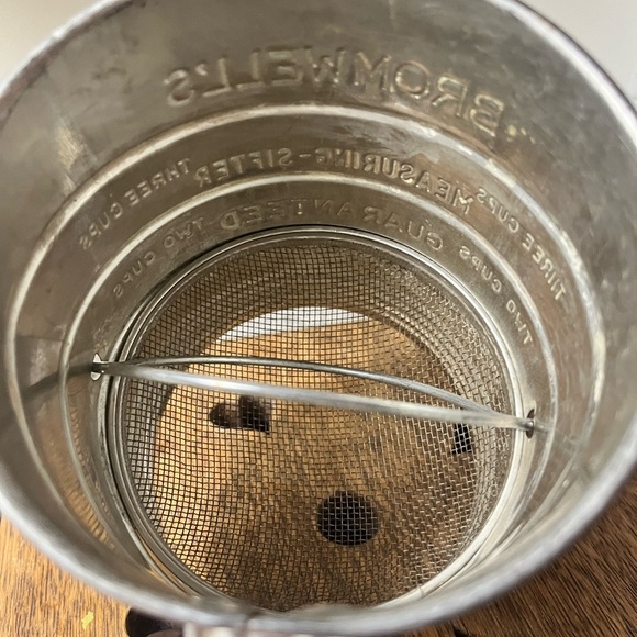 Vintage Flower Sifter Farmhouse decor Bromwell’s Green Embossed flower Sifter - Picture 4 of 5